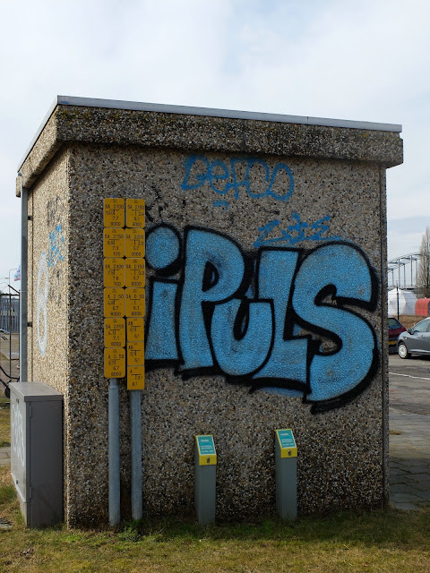 Aanwijsplaten en graffiti, iPuls. Arnhem, maart 2018, foto Robert van der Kroft