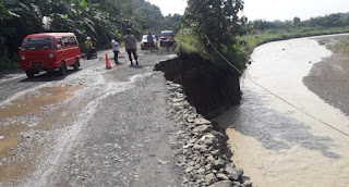 Hujan Lebat Sebabkan Jalan Penghubung Tomo  – Jatigede Hampir Putus