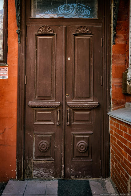 Старя деревянная дверь с окном наверху