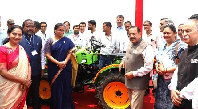 India Launches Its 1st Indigenous e-Tractor Developed By the CMERI