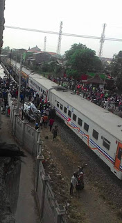 Kecelakaan Kereta Api Menabrak Mobil dan Motor di Kaligawe Semarang