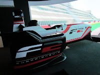 conduciendo en el simulador oficial de la FIA F2 2