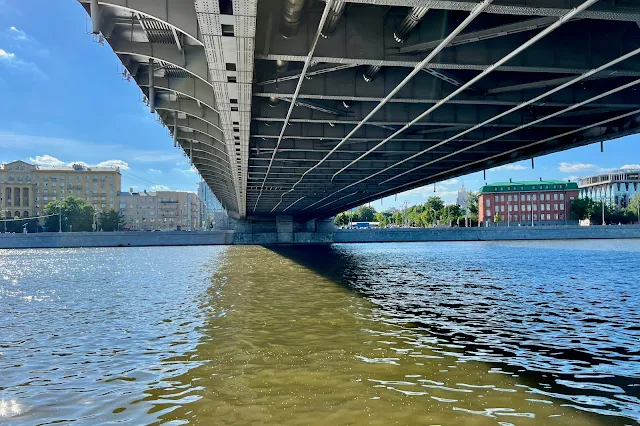 Парк Горького, Пушкинская набережная, Москва-река, Крымский мост