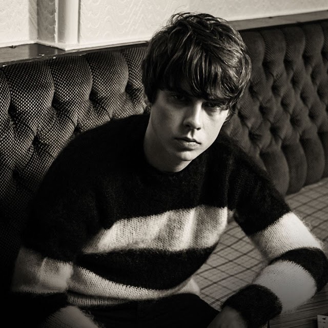 Jake Bugg faz clipe intimista em sua casa para Rabbit Hole