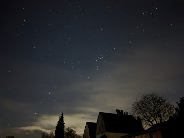 Sternenhimmel mit einzelnen Häusern