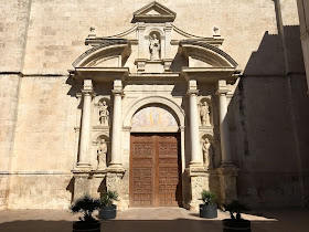 Porta principal de l'esglèsia de Sant Julià de l'Arboç