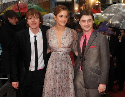 Harry Potter stars Daniel Radcliffe and Emma Watson surprising fans with 
