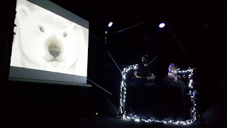 The Bear, réalisé par Hilary Audus, d'après l'oeuvre de Raymond Briggs (Le bonhomme de neige), avec la musique de Oco: une histoire douce, poétique, féérique, sur l'amitié originale entre une petite fille et un ours polaire