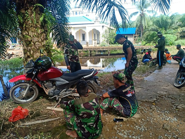 Anggota Satgas TMMD Ke-111 Kodim 1207/Pontianak Berteduh Dibawah Pohon Kelapa Sawit