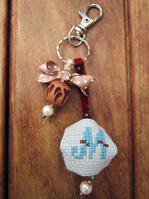 llavero, porte clefs, key holder, biscornu, punto cruz, point croix, cross stitch