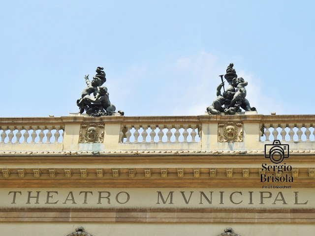 Esculturas de Amorinos do coroamento frontal do Theatro Municipal de São Paulo
