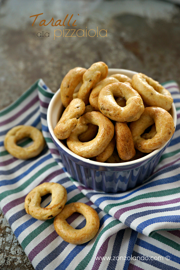 Taralli alla pizzaiola per aperitivo o antipasto con pomodoro, origano e formaggio ricetta - Cheese bread italian appetizer recipe