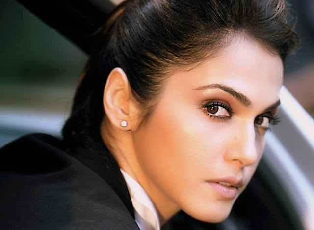 Isha Koppikar Wallpapers Free Download