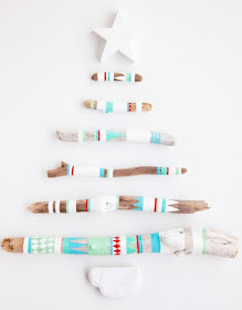 arbol de navidad creado con palos