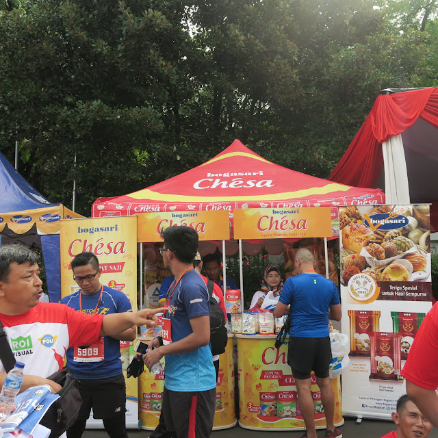 Seorang peserta sedang membeli makanan di booth Chesa