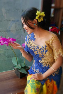 42 Contoh Warna Dan Model Kebaya Wisuda Favorit Mahasiswi 