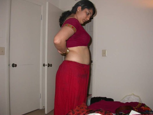 Hot Aunty Nisha Showing Her Boobs Hot Aunty Nisha Showing Her Boobs
