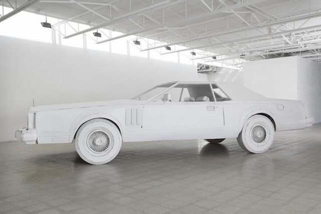 Artista usa papelão para criar réplica em tamanho real do 1979 Lincoln Continental do seu avô