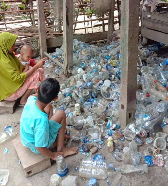 Miris, Nujani Pengumpul Botol Bekas Hanya Dapat Rp5 ribu/hari