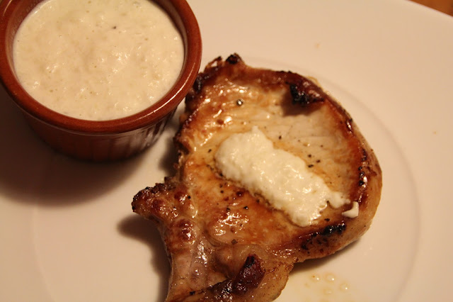 Chuletas de cerdo con salsa de pera 