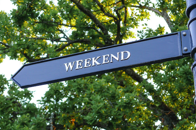 weekend sign