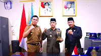 Pemkab Pesisir Barat Terima Tribun Award 2021