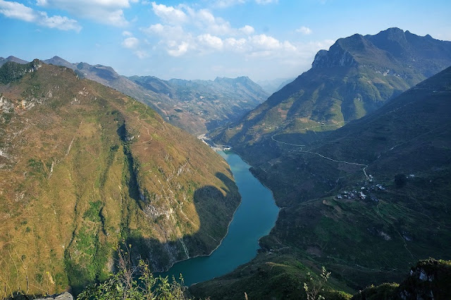 Boating on the Nho Que River - Tu San Gorge 