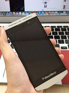 Official photos BlackBerry Porsche Design P'9982, BlackBerry Z10 ultra-luxury version, priced around $ 2,000