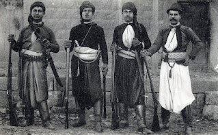بطاقة بريدية فرنسية تظهر أربعة رجال مسيحيين من جبل لبنان (أواخر القرن التاسع عشر) مع مجموعة أسلحتهم الكاملة