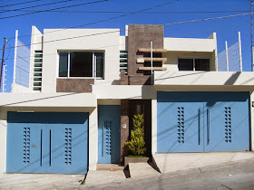 Casa con fachada contemporánea y doble cochera independiente