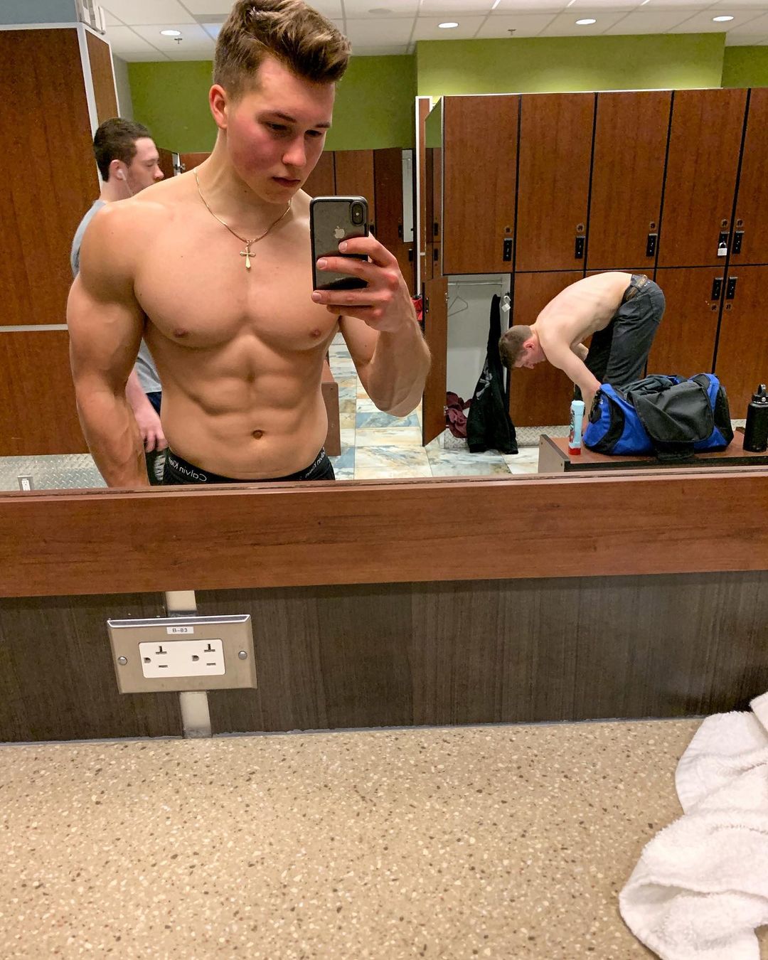 sexy-young-guy-bret-mossing-shirtless-fit-body-selfie