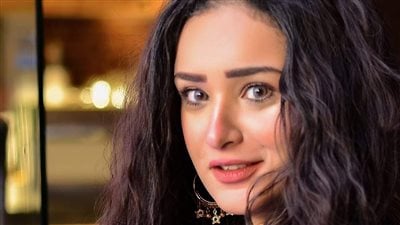 مذيعة تحتفل بخلعها من زوجها: «مفرحتش يوم فرحي زي ما أنا فرحانة دلوقتي»   احتفلت آلاء عبد العزيز، المذيعة بقناة «الحدث اليوم»، بحصولها على حكم بالخلع من زوجها، بعد فترة طويلة، قائلة: «أنا حرة بعد معاناة سنتين لمحاولة نيل الحرية».  وكتبت آلاء عبد العزيز، عبر حسابها الشخصي على موقع التواصل الاجتماعي «فيس بوك»، قائلة: «أخيرًا.. ما فرحتش يوم فرحي زي يوم حكم الخلع ما صدر اليوم الثلاث.. عاوزاكوا تباركوا لي بقى».  آلاء عبد العزيز مذيعة قدمت عدة برامج على قناة «الحدث اليوم»، لعل أبرزها «الأكيلة» و«صباحك سكر مع آلاء»، وغيرهما من البرامج.  استشاري علاقات أسرية عن الاحتفال بالخلع: نتيجة معاناة طويلة وكانت الدكتورة هالة حماد، استشاري الطب النفسي للأطفال والمراهقين والعلاقات الأسرية، قالت في تصريحات سابقة، لـ«الوطن»، إنّ المنفصلات يلجأن للاحتفال بسبب محاربتها لسنوات للحصول عليه، بالإضافة إلى معاناتهن الكبيرة خلال الزواج.  تلك الاحتفالات بحسب هالة حماد، تشعر المرأة بالانتصار بقرارها، كما تعبر عن سعادتها بالتخلص من سبب تعاستها ومعاناتها، «بينفسوا عن اللي كانوا عايشين فيه»، كما أن الاحتفال مع الصديقات يشعرها بالمساندة النفسية، لبدء مرحلة جديدة للبحث عن الذات، وهو يعتبر حرية شخصية ولا يجب محاسبتها، لأننا لا نعلم ما مروًا به أثناء فترة زواجهن دفعتهن للقيام بذلك.  آلاء عبد العزيز مع حمو بيكا: انتظروا مفاجأة كبيرة ونشرت آلاء عبدالعزيز، صورة لها مع مؤدي المهرجانات حمو بيكا، قبل أيام، عبر حسابها الشخصي على موقع التواصل الاجتماعي «فيس بوك»، مُعلقة عليها بقولها: «انتظروا المفاجأة.. المذيعة آلاء عبدالعزيز وحمو بيكا».