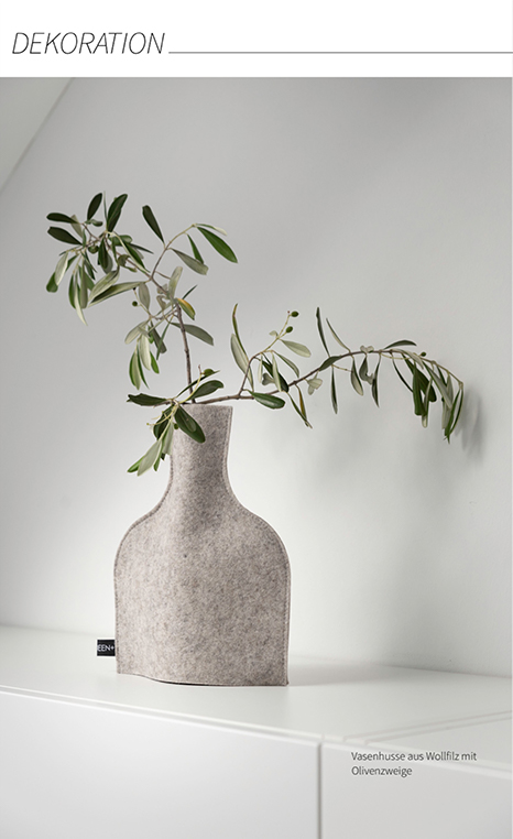 natürliche dekoration mit Olivenzweigen in Vasenhussen aus Wollfilz