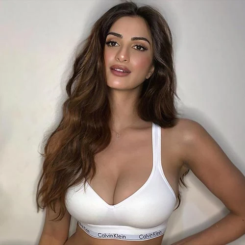 Diksha Singh bra cleavage hot indian model