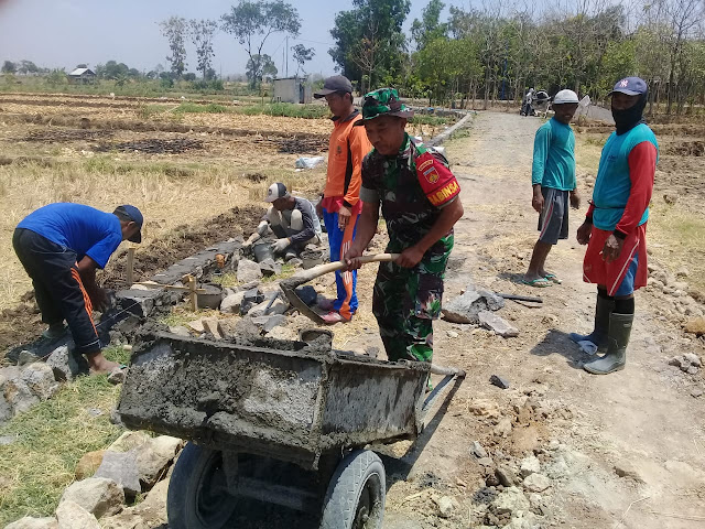 Babinsa Kragilan Membaur Dengan Warga Buat Talud