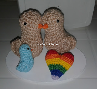 topo bolo pombinhos,topo bolo amigurumi,topo bolo casal passarinhos,LGBT, casamento LGBT, casal LGBT, topo de bolo LGBT, crochê LGBT