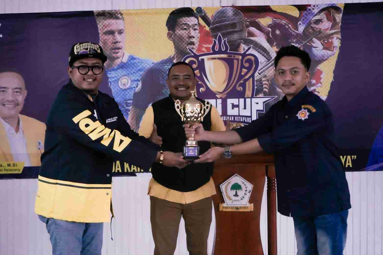 ketua partai Golkar M. Febriadi  dan ketua AMPI Ketapang Dewa M Satria W.  SH saat membuka game e-sport selasa lalu