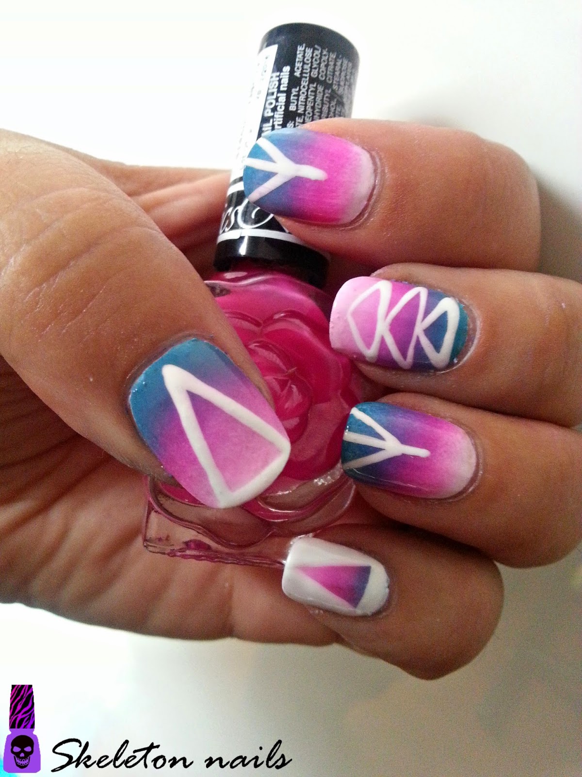 http://mivinailart.blogspot.com.es/2014/05/manicura-triangulos-estampados-y-nail.html