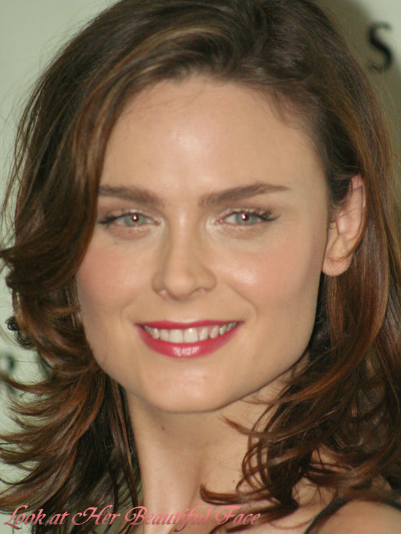 of Emily Deschanel eyes.