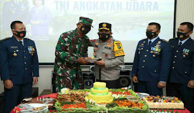 Kapolda Sumut Irjen Pol RZ Panca Putra Berikan Suprise Hari Jadi TNI AU ke 75