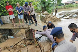 Satbrimob Polda Banten, Evakuasi Warga Terdampak Banjir Cilegon* 