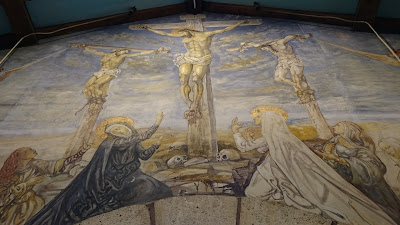 Fresque du Jesus sur la croix Chapelle Foujita