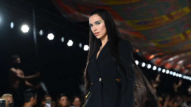 Dua Lipa debutta con un'importante trasformazione dei capelli sulla passerella di Versace