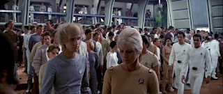 Rhaandarita saliendo de la sala de reuniones de la USS Enterprise medio preocupado y medio me la suda todo - Star Trek La Película