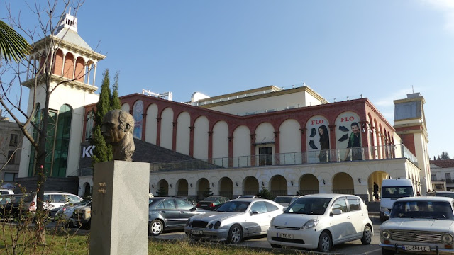 Kino und Einkaufscenter im Zentrum von Kutaissi, Georgien