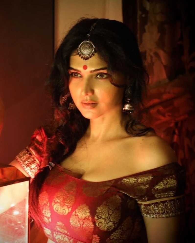 Trupti Toradmal cleavage saree hot actress adipurush