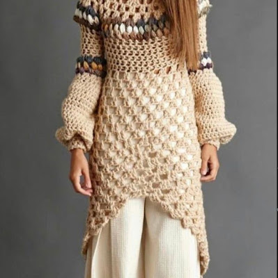 O crochê não precisa ser algo exclusivo para ser usado apenas na moda primavera/verão. Também fica lindo em look's de outono/inverno.