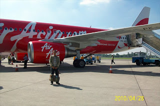 Poseku di Depan Pesawat AirAsia