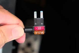 抜いたヒューズをヒューズ電源に差し込む