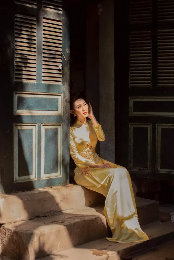 Thiếu nữ ngồi áo dài vàng